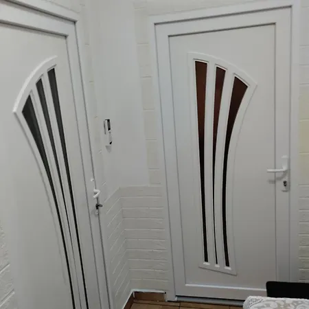 Aliz Es Martin Vendeghaz بيت للعطل *